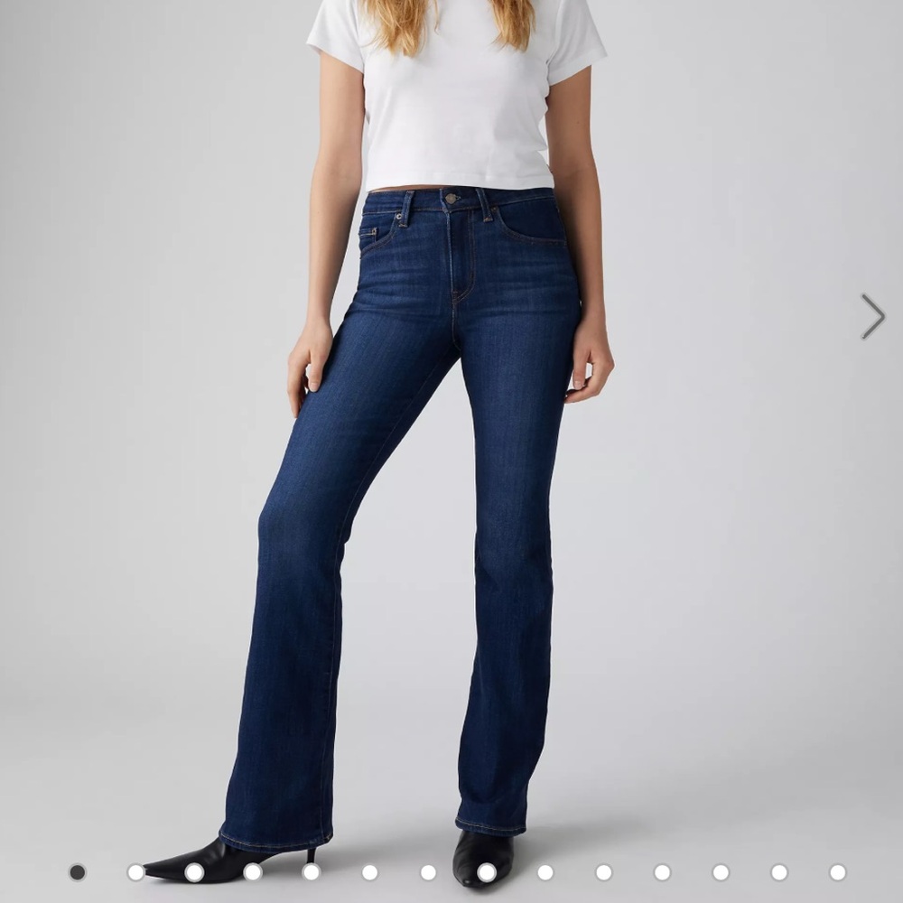 Levi's Women's high rise 726 flare jeans 
Size 26W 32L
Perfect condition